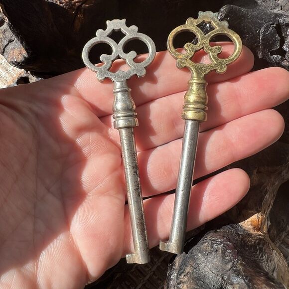 Vintage Fancy Top Piano Keys Lot of 2 Open Barrel Ornate Silver Gold Tone - Picture 2 of 5